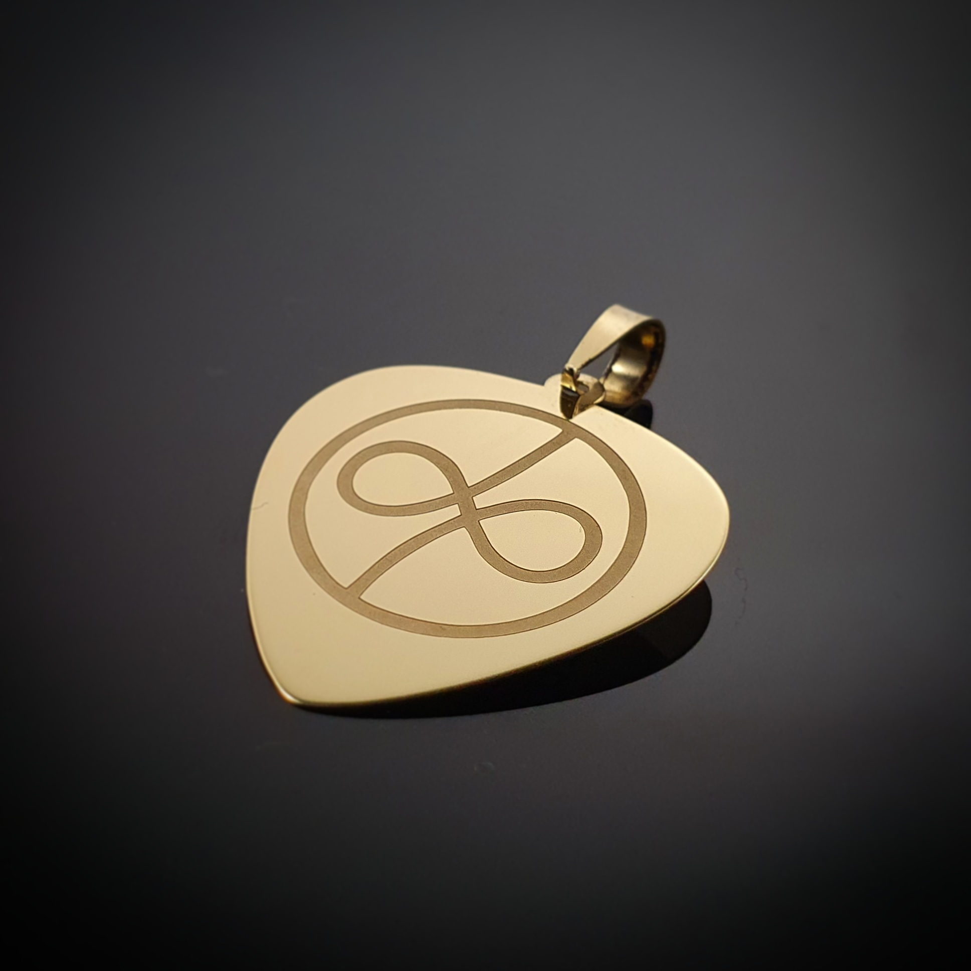 Prívesok Trsátko zo žltého zlata s gravírovaným logom Depeche Mode Infinity