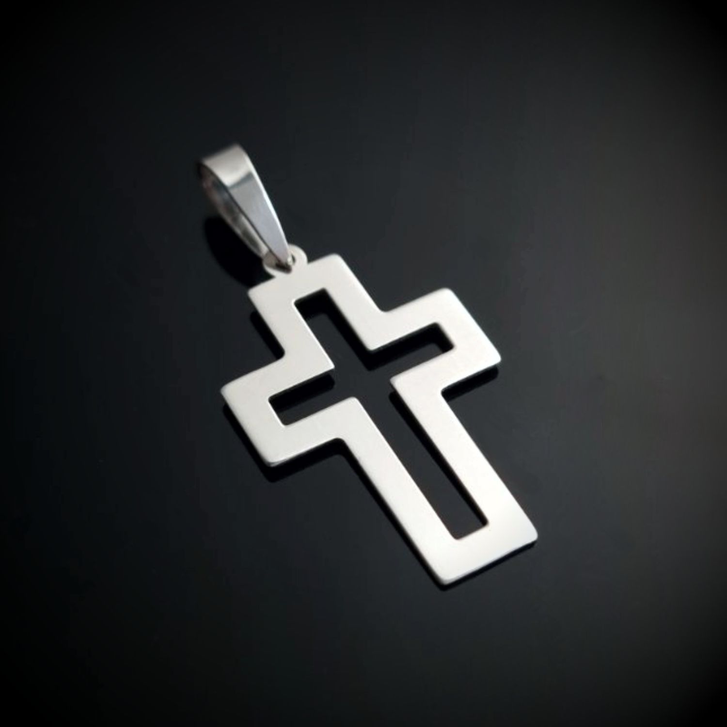 Kríž z bieleho zlata s výrezom kríža
